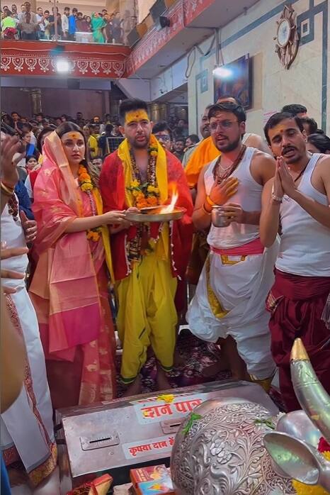 परिणीति और राघव को देखने के लिए इस दौरान लोगों की भीड़ जुट गई, पर कपल ने बहुत ही आराम से भगवान के दर्शन किए औऱ आरती में हिस्सा लिया.