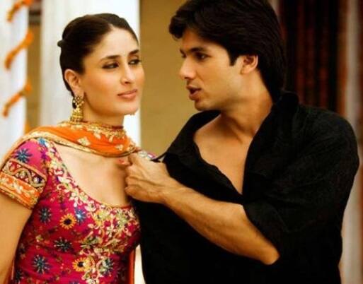 इस पर करीना कपूर ने कह डाला था कि वे हाउस वाइफ के तौर पर बढ़िया हैं. 'मैं उन्हें हाउस वाइफ के तौर पर देखना पसंद करूंगी.' करीना के इस स्टेटमेंट पर शाहिद कपूर ने रिएक्ट किया था. सोनाक्षी शाहिद कपूर की बहुत अच्छी दोस्त हैं. दोनों ने साथ में फिल्म आर राजकुमार भी की है.