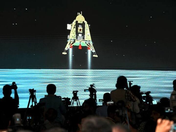 रिटायमेंट के करीब जोखिम पर फोकस: चंद्रयान-3 की सॉफ्ट लैंडिंग के समान रिटायमेंट का जोखिम भी है. सॉफ्ट लैंडिंग जैसे एक बड़ी चुनौती थी. वैसे ही रिटायमेंट के दौरान पैसा नहीं होने पर आपका निवेश खत्म हो सकता है. ऐसे में रिटायमेंट के करीब आने पर अपने बचत पर फोकस करना चाहिए और ज्यादा से ज्यादा बचत करनी चाहिए.