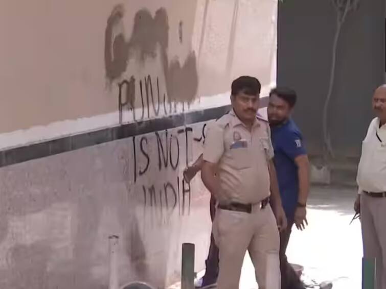 delhi police removed khalistani slogans written outside delhi metro station video going viral Delhi Metro: ਪੁਲਿਸ ਨੇ ਦਿੱਲੀ ਮੈਟਰੋ ਸਟੇਸ਼ਨ ਦੇ ਬਾਹਰ ਲਿਖੇ ਖ਼ਾਲਿਸਤਾਨੀ ਨਾਅਰੇ ਹਟਾਏ, ਵੀਡੀਓ ਵਾਇਰਲ