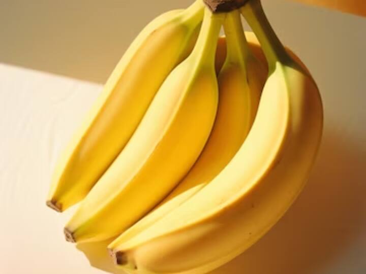 अधिकतर लोग यह मानते हैं कि केले में कैलोरी की मात्रा बहुत ज्यादा होती है, इसलिए इसे खाने से वजन बढ़ सकता है. हालांकि आपको बता दें कि आज तक किसी भी अध्ययन में केले को लेकर यह दावा नहीं किया गया है कि केला खाने से वजन या मोटापा बढ़ता है.