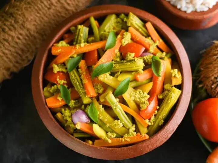 தேவையான பொருட்கள் வாழைக்காய் – 1, கேரட் -1, சேனைக்கிழங்கு – சிறிய துண்டு, கொத்தவரங்காய் – 5, அவரை – 6, கோவைக்காய் – 10,வெள்ளைப் பூசணி – சிறிய துண்டு, பீன்ஸ் – 6, கத்தரிக்காய் -2 , முருங்கைக்காய் – 2 . உங்களுக்கு பிடித்த வேறு காய்கறிகளையும் இதனுடன் எடுத்துக் கொள்ளலாம். ஆனால், கட்டாயமாக, கோவக்காய், வாழைக்காய், முருங்கைக்காய், இருக்க வேண்டும்.