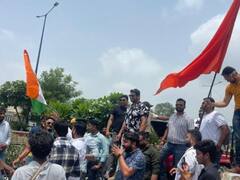 अब भी लोगों पर छाई गदर-2 खुमारी, उदयपुर में ट्रैक्टर लेकर फिल्म देखने पहुंचे युवक