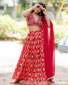 Mirnalini Ravi Photos : சிவப்பு உடையில் மனதை பறிக்கும் நடிகை மிர்னாலினி ரவி!