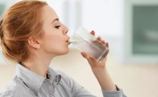 Drinking cold water from the fridge  This can be a serious problem ફ્રિજનું ઠંડુ પાણી પીવો છો ?  તમને આ ગંભીર સમસ્યા થઈ શકે છે, જાણો તેના વિશે