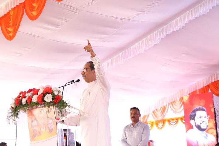 ज्या गद्दाराला आपण नाग समजून त्याची पूजा केली. पण तो फणा उलट्या फिरवून डसायला लागला. त्यामुळे पायाखाली साप आल्यास त्याला काय करायचं हे तुम्हाला कळतं.