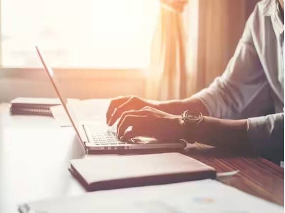 ਇੱਥੇ ਤੁਹਾਨੂੰ ਸਰਵਿਸ ਅਤੇ ਡਿਪਾਰਟਮੈਂਟ ਦੇ ਦੋ ਵਿਕਲਪ ਮਿਲਣਗੇ। ਇਸ 'ਚ ਸਰਵਿਸ ਆਪਸ਼ਨ ਚੁਣੋ ਅਤੇ ਵਿਊ ਪਾਸਬੁੱਕ 'ਤੇ ਜਾਓ।