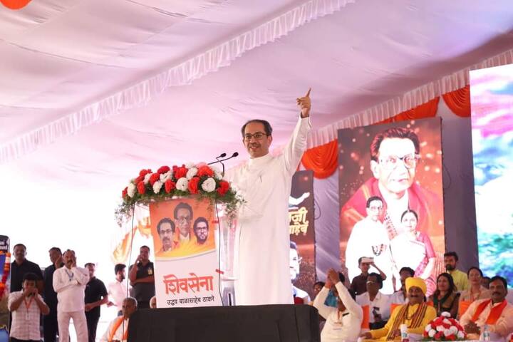 मात्र वडील माझे लागतात. पक्ष फोडला, पक्ष तोडला अन् वडील माझे वापरायचे, का तुमच्या दिल्लीतल्या वडिलांमध्ये मतं मागायची हिंमत राहिली नाही का? अशी टीका उद्धव ठाकरेंनी केली.