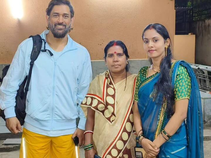 MS Dhoni with his fans at Ranchi here see photos latest sports news MS Dhoni: रांची में अपने फैन से मिले महेन्द्र सिंह धोनी, सोशल मीडिया पर तस्वीरें हुईं वायरल