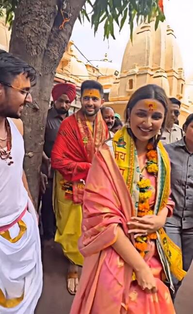 सोशल मीडिया पर परिणीति और राघव की ये तस्वीरें सोशल मीडिया पर खूब पसंद की जा रही हैं.