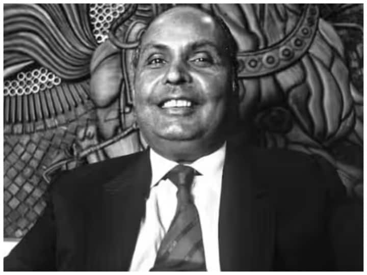 secret of success of millionaire Dhirubhai Ambani reliance agm 2023 chairman mukesh ambani 46th annual meeting abpp तारीख 20 मई, साल 1985...,धीरूभाई अंबानी को जमीन पर बैठकर सुन रहे थे रिलायंस के शेयर खरीदने वाले लोग