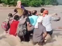 यमकेश्वर में लोगों ने कुर्सी पर बैठाकर मरीज को पार कराई नदी, 10 किमी चलना पड़ा पैदल