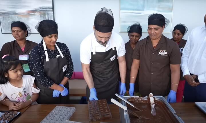 चॉकलेट फॅक्टरीला दिलेल्या भेटीत त्यांनी तिथे काम करणाऱ्या लोकांशी बातचीत केली.