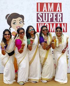 Bengaluru Saree Run: साडी आणि शुज! बंगळुरुमध्ये महिलांचा रविवार विशेष 'साडी रन'; फोटोंमधून पाहा हटके देसी अंदाज