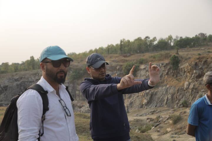 যে যে জায়গা শ্যুটিংয়ের জন্য বেছে নেওয়া হয়েছে, তা মোটেই জনপদের মাঝখানে নয়, ফলে প্রতিবন্ধকতাও রয়েছে প্রচুর। শুভ্রজিৎ বলছেন, 'রেকিতে বেরিয়ে আমি ও আমার টিমকে হামেশাই পায়ে হেঁটে স্পটে পৌঁছতে হচ্ছিল। বেশিরভাগ জায়গার পথই গাড়ি চলার জন্য অনুকূল নয়। মানুষের রোপণ করা নয়, আমাদের প্রয়োজন ছিল পুরনো জঙ্গলের। '