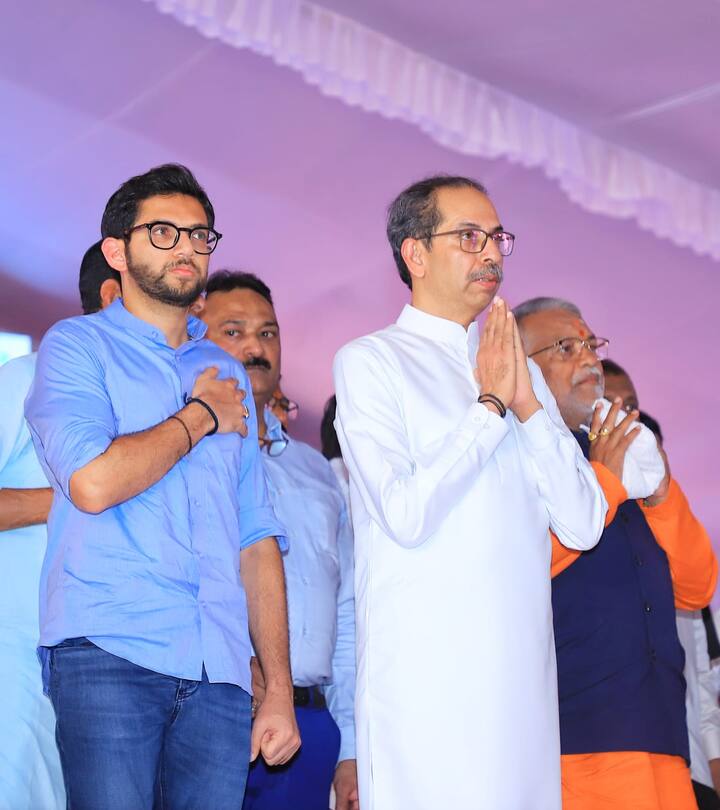 काहीजण आता बाहेरच्या राज्यातून येत आहे. जणू आपल्या राज्यात शेतकऱ्यांना कोणी वालीच नाही. एकतर त्यांची भाषा आणि आपल्या भाषेत फरक आहे. म्हणतात अब अयेंगी किसान सरकार, अरे पण येथे माझ्यासोबत किसान बसला आहे.