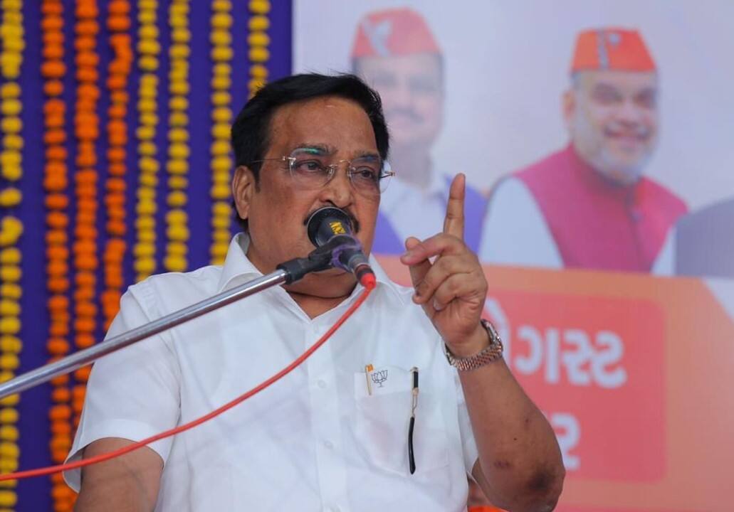 Rajkot: સૌરાષ્ટ્ર ભાજપના કયા દિગ્ગજ નેતાને સી.આર.પાટીલે ફટકારી શિસ્તભંગની નોટિસ ? જાણો શું છે મામલો Rajkot News: Which senior Saurashtra BJP leader was served with a disciplinary notice by CR Patil Rajkot: સૌરાષ્ટ્ર ભાજપના કયા દિગ્ગજ નેતાને સી.આર.પાટીલે ફટકારી શિસ્તભંગની નોટિસ ? જાણો શું છે મામલો