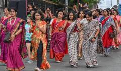 Bengaluru Saree Run: साडी आणि शुज! बंगळुरुमध्ये महिलांचा रविवार विशेष 'साडी रन'; फोटोंमधून पाहा हटके देसी अंदाज