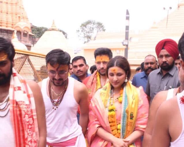 राघव और परिणीति ने नंदी हाल से भगवान महाकाल की पूजा अर्चना की और उनका आशीर्वाद लिया.