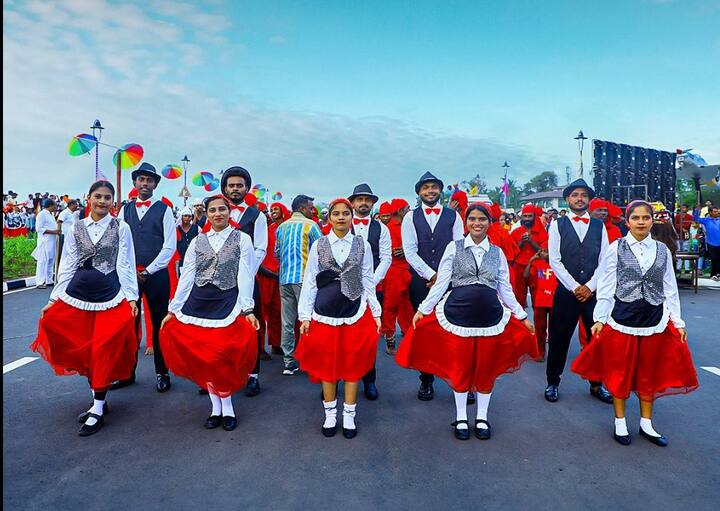 દમણના જાણીતા દેવકાના દરિયા કિનારે નમો પથ પર મોનસુન ફેસ્ટિવલના આરંભ પ્રસંગે પ્રશાસક પ્રફુલ પટેલ સહિત પ્રદેશના રાજકીય અને સામાજિક અગ્રણીઓ સાથે પ્રદેશના અધિકારીઓ પણ હાજર રહ્યા હતા.