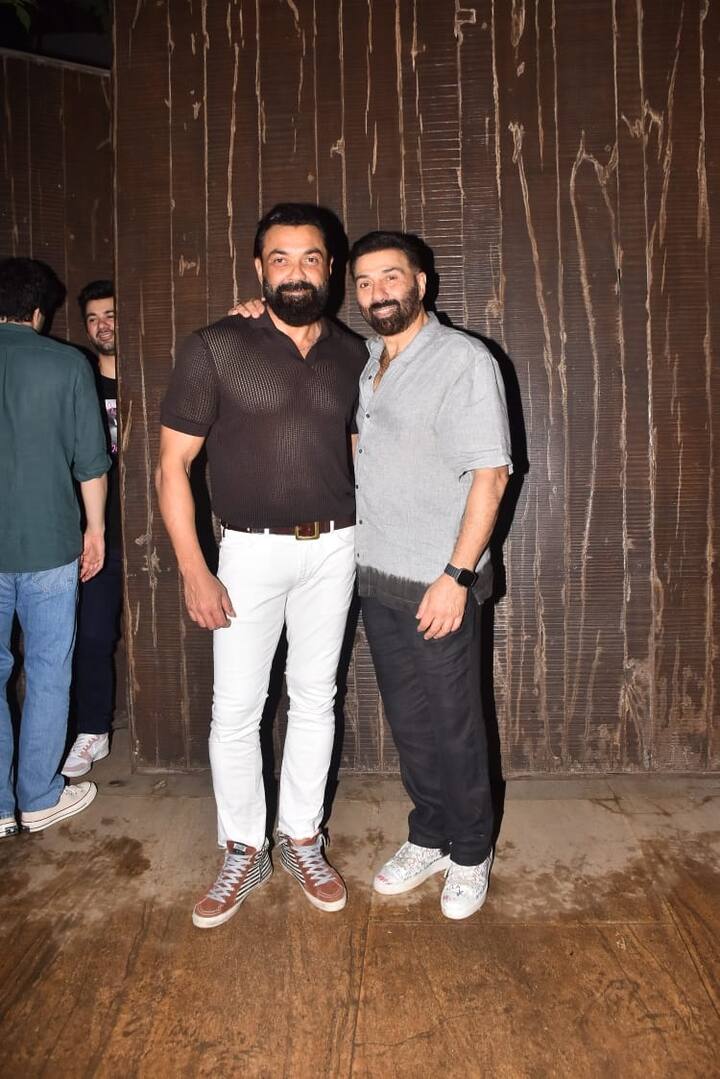 Gadar 2 success bash: બૉલીવુડ સ્ટાર સની દેઓલ આજકાલ બૉક્સ ઓફિસ પર ધમાલ મચાવી રહ્યો છે, તાજેતરમાં જ રિલીઝ થયેલી સની દેઓલની ફિલ્મ ગદર 2 થિયેટરોમાં હલચલ મચાવી રહી છે, અને જબરદસ્ત કમાણી કરીને નવા નવા રેકોર્ડ પોતાના નામે કરી રહી છે.