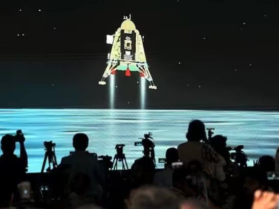 ਰਿਟਾਇਰਮੈਂਟ ਦੇ ਨੇੜੇ ਜੋਖਮ 'ਤੇ ਫੋਕਸ: ਚੰਦਰਯਾਨ-3 ਦੀ ਸਾਫਟ ਲੈਂਡਿੰਗ ਵਾਂਗ ਹੀ ਰਿਟਾਇਰਮੈਂਟ ਦਾ ਜੋਖਮ ਹੁੰਦਾ ਹੈ। ਸਾਫਟ ਲੈਂਡਿੰਗ ਇੱਕ ਵੱਡੀ ਚੁਣੌਤੀ ਸੀ। ਇਸੇ ਤਰ੍ਹਾਂ ਜੇਕਰ ਰਿਟਾਇਰਮੈਂਟ ਦੌਰਾਨ ਪੈਸੇ ਨਹੀਂ ਹਨ, ਤਾਂ ਤੁਹਾਡਾ ਨਿਵੇਸ਼ ਖਤਮ ਹੋ ਸਕਦਾ ਹੈ। ਅਜਿਹੀ ਸਥਿਤੀ ਵਿੱਚ ਰਿਟਾਇਰਮੈਂਟ ਨੇੜੇ ਆਉਣ 'ਤੇ ਤੁਹਾਨੂੰ ਆਪਣੀ ਬੱਚਤ 'ਤੇ ਧਿਆਨ ਦੇਣਾ ਚਾਹੀਦਾ ਹੈ ਅਤੇ ਵੱਧ ਤੋਂ ਵੱਧ ਬਚਤ ਕਰਨੀ ਚਾਹੀਦੀ ਹੈ।