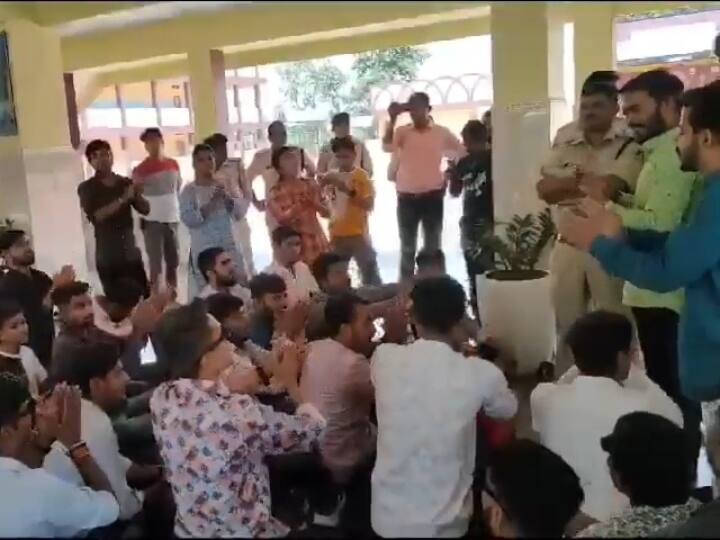 Ujjain School Student write Jai Shri Ram on board ABVP protest in front MP police after teacher scolded them ann MP News: उज्जैन के स्कूल में बच्चों ने बोर्ड पर लिखा 'जय श्री राम', टीचर के मिटाकर डांटने पर ABVP का हंगामा