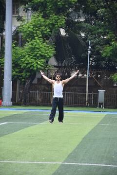 फुटबॉल ग्राउंड पर शर्टलेस होकर Tiger Shroff ने दिए पोज, एक्टर की फिटनेस देख फैंस हुए दीवाने