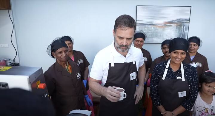 चॉकलेट फॅक्टरीतील कर्मचाऱ्यांनी राहुल गांधींनी हॉट चॉकलेट देखील चाखायला दिलं, ज्यानंतर राहुल गांधींनी त्याची चव अतिशय चांगली असल्याचं सांगितलं.