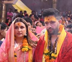 मंगेतर राघव चड्ढा संग महाकाल के दर्शन करने गईं Parineeti Chopra, माथे पर चंदन और गले में माला डाले नजर आया कपल