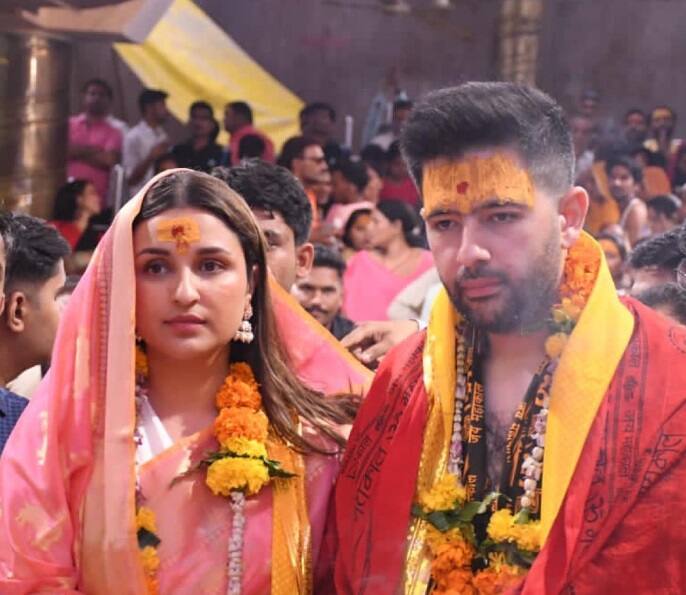 परिणीति चोपड़ा और राघव चड्ढा हाल ही में महाकाल के दर्शन करने उज्जैन पहुंचे. 13 मई को ही दोनों की सगाई हुई हैै. ऐसे में कपल देश भर के धार्मिक स्थलों पर माथा टेकने पहुंच रहे हैं.