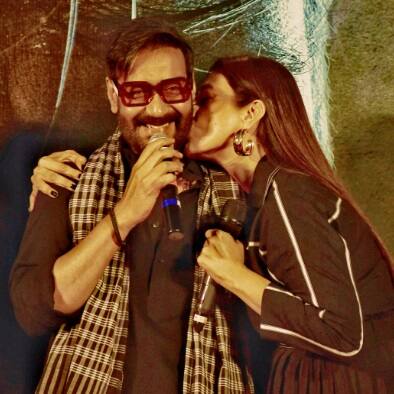 तब्बू और अजय देवगन की दोस्ती 30-32 साल पुरानी है. स्क्रीन पर ये कपल बहुत शानदार लगता है. ऐसे में अजय संग तब्बू ने विजयपथ, हकीकत, तकशक, जैसी तमाम फिल्में कीं.