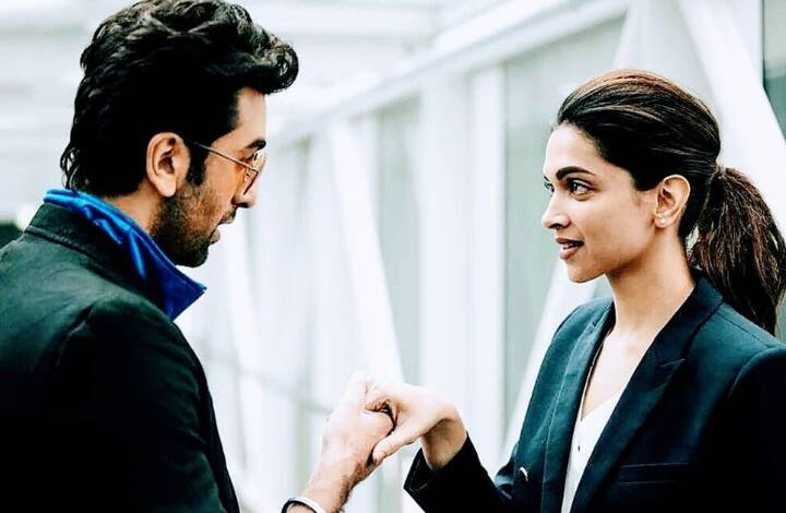 एक वक्त था जब दीपिका पादुकोण और रणबीर कपूर एक दूसरे को डेट कर रहे थे. दोनों सीरियस रिलेशनशिप में थे. रणबीर दीपिका ने ये रिलेशन पब्लिक कर रखा था.