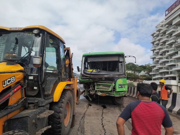 Pune News Accident of PMPML bus In chandani chowk in pune Pune Chandani Chowk Accident : पुण्यातील नव्याकोऱ्या चांदणी चौकातील पुलावर PMPML बसचा अपघात; उतारावर बस घसरली अन्....