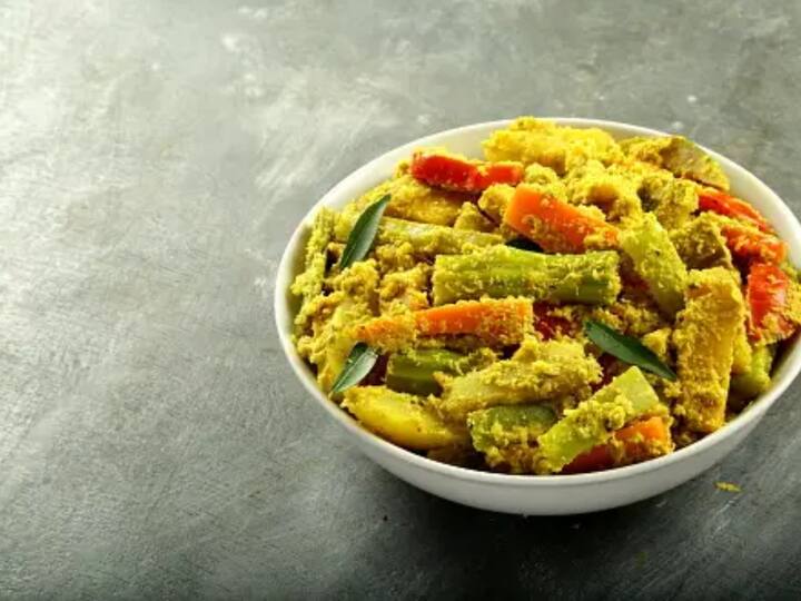 இந்த காய்கறிகளை எல்லாம், அகலமான பாத்திரத்தில் சேர்த்து, கொஞ்சமாக உப்பு சேர்த்து, 1/2 ஸ்பூன் அளவு மஞ்சள்தூள் சேர்த்து, கொஞ்சமாகத் தண்ணீர் தெளித்து, அடுப்பில் வைத்து மூடி, மிதமான தீயில் வேக வைக்க வேண்டும். காய்கறிகள் குழையாத வகையில் பக்குவமாக வேக வேண்டும். காய்கறிகள் குழைந்தால் அவியல் ருசி குறைந்து விடும்.