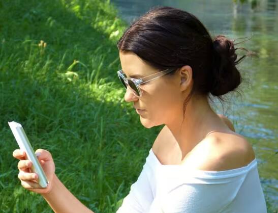 ਵਟਸਐਪ ਨੇ ਕੁਝ ਸਮਾਂ ਪਹਿਲਾਂ ਐਪ 'ਚ ਚੈਟ ਲਾਕ ਨਾਂ ਦਾ ਫੀਚਰ ਜੋੜਿਆ ਹੈ। ਇਸ ਫੀਚਰ ਦੇ ਜ਼ਰੀਏ ਤੁਸੀਂ ਆਪਣੀ Saucy ਚੈਟ ਨੂੰ ਦੂਜਿਆਂ ਤੋਂ ਲੁਕਾ ਸਕਦੇ ਹੋ। ਚੈਟ ਨੂੰ ਲੌਕ ਕਰਨ 'ਤੇ ਇਸ ਨੂੰ ਕਿਸੇ ਹੋਰ ਫੋਲਡਰ ਵਿੱਚ ਭੇਜ ਦਿੱਤਾ ਜਾਵੇਗਾ ਅਤੇ ਤੁਸੀਂ ਇਸ ਨੂੰ ਫਿੰਗਰਪ੍ਰਿੰਟ ਰਾਹੀਂ ਹੀ ਚਾਲੂ ਕਰ ਸਕੋਗੇ।