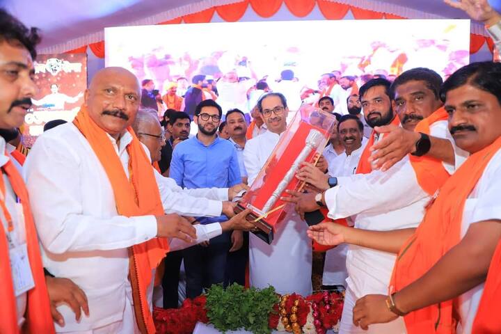 अनेक जण गद्दार झाले, मात्र हिंगोलीतील जनता शिवसेना आणि भगव्याचे मागे राहिले. आता सुद्धा काही गद्दार असून, बेडकुल्या दाखवत आहे. पण या बेडकुल्यामध्ये हवा आहे.
