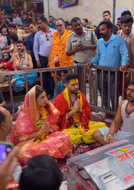 बाबा महाकाल की अराधना करने के लिए परिणीति और राघव पारंपरिक परिधानों में पहुंचे. राघव पीली धोती और परिणीति पिंक साड़ी में नजर आईं