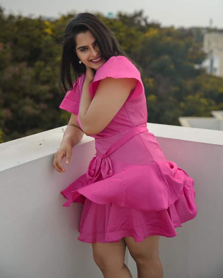 ఇందులో తను పింక్ డ్రస్సులో బాగా అందంగా ఉన్నారు.