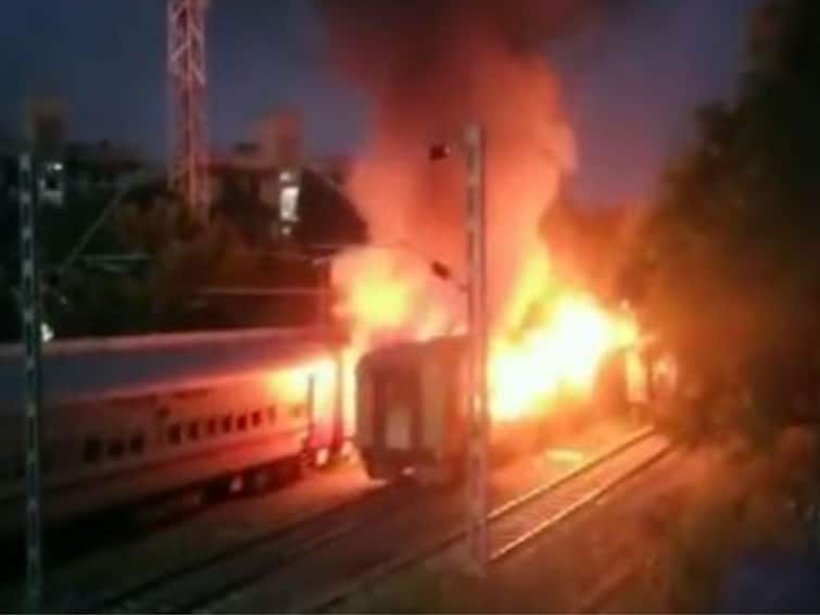 Madurai train coach fire accident five arrested police enquiry Madurai Train Fire:  மதுரையை உலுக்கிய கோர ரயில் விபத்து.. உத்தரபிரதேசத்தைச் சேர்ந்த 5 பேர் கைது..!
