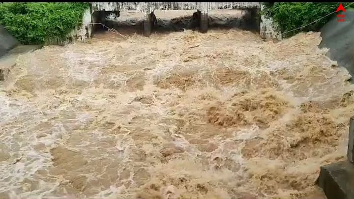 প্রচুর মানুষ বাধ্য হয়ে উঁচু জায়গায় এবং রাস্তায় আশ্রয় নেয়, পরিস্থিতি মোকাবিলায় নামানো হয়েছে NDRF।