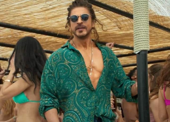 सनी देओल पहले ऐसे एक्टर नहीं हैं जिन्होंने सक्सेस देखने के बाद अपनी फीस में इजाफा किया हो. इससे पहले शाहरुख खान भी ऐसा कर चुके हैं. खबरों के मुताबिक शाहरुख ने पठान हिट होने के बाद अपनी फीस 100 करोड़ रुपए कर दी.