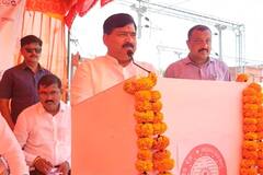 प्रतापगढ़: पहले कैबिनेट मंत्री ने रेलवे स्टेशन पर चढ़ाई थी कार, अब BJP सांसद ने प्लेटफॉर्म पर की जनसभा