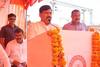 Pratapgarh: पहले कैबिनेट मंत्री ने रेलवे स्टेशन पर चढ़ाई थी कार, अब BJP सांसद ने प्लेटफॉर्म पर की जनसभा