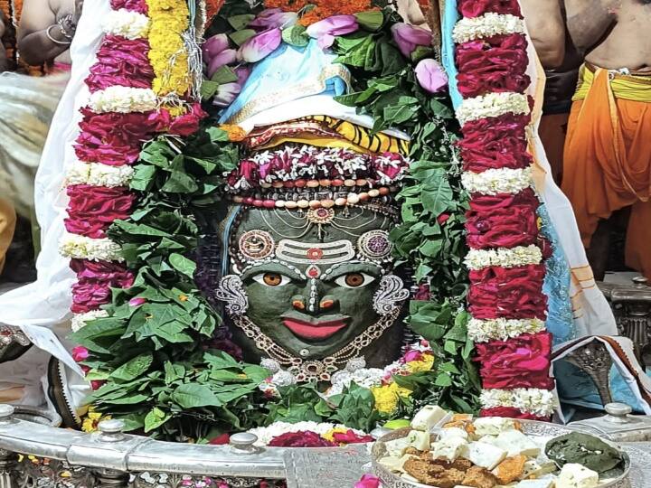 MP News Devotees reached Bhasma Aarti in Mahakal temple on last Monday of Sawan in Ujjain ann Ujjain News: सावन के आखिरी सोमवार पर भगवान महाकाल के दरबार में भक्तों का तांता, भस्म आरती में शामिल हुए श्रद्धालु