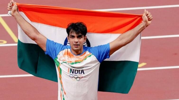 World Athletics Championship: Neeraj chopra calls Arshad Nadeem for pic with Indian flag, see what the Pakistani athlete does World Athletics Championship: গায়ে জাতীয় পতাকা জড়িয়েই আর্শাদকে ছবি তোলার আহ্বান নীরজের, কী করলেন পাক অ্যাথলিট?