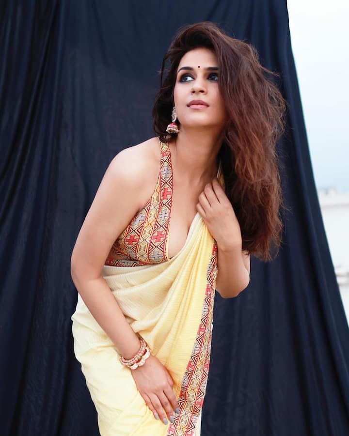 Shraddha Das: એક્ટ્રેસ શ્રદ્ધા દાસનો સાડીમાં જોવા મળ્યો હોટ અંદાજ, જુઓ શાનદાર તસવીરો