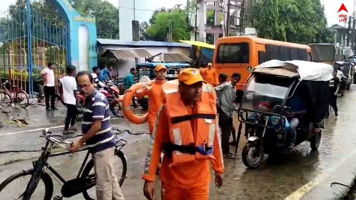 তবে সকালের পরিস্থিতি অনেকটা স্বাভাবিক। জল অনেকটা কমেছে। যদিও ফ্রিজ টিভি -সহ বিভিন্ন আসবাবপত্রের ব্যাপক ক্ষতি হয়েছে। 