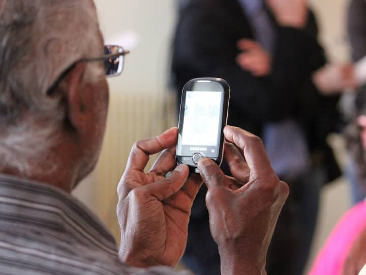 phones you can buy for Senior citizen in 2023 check price and specs Mobile For SENIOR Citizen:  घर के बुजुर्गों के लिए कुछ बढ़िया फोन, कम सुनाई देने वालों के लिए ये वाला है बेस्ट