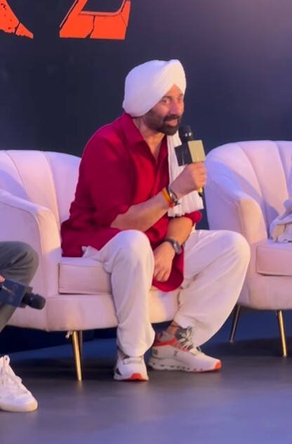 ਜੋ ਕਈ ਰਿਕਾਰਡ ਤੋੜ ਕੇ ਸਭ ਤੋਂ ਵੱਧ ਕਮਾਈ ਕਰਨ ਵਾਲੀ ਹਿੰਦੀ ਫਿਲਮ ਬਣ ਗਈ ਹੈ ਪਰ ਕੀ ਤੁਸੀਂ ਜਾਣਦੇ ਹੋ ਕਿ ਗਦਰ ਦੀ ਰਿਲੀਜ਼ ਤੋਂ ਬਾਅਦ ਸੰਨੀ ਦਿਓਲ ਨੂੰ ਇੰਡਸਟਰੀ 'ਚ ਕੰਮ ਵੀ ਨਹੀਂ ਮਿਲਿਆ ਸੀ।